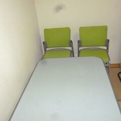 テーブルとイス４つ。無料でお譲りします。受け渡し日は7/25(木)-7/28(日)午後、場所は松山市立花です。の画像