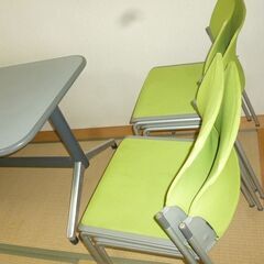 テーブルとイス４つ。無料でお譲りします。受け渡し日は7/25(木)-7/28(日)午後、場所は松山市立花です。の画像