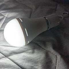 (4個セット)新品LED電球 停電時自動点灯ライト E26 40W形相当 6W 昼光色 480lm フック付 充電式の画像