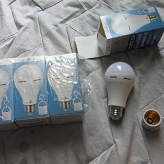(4個セット)新品LED電球 停電時自動点灯ライト E26 40W形相当 6W 昼光色 480lm フック付 充電式の画像