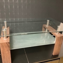 ガラスのローテーブル