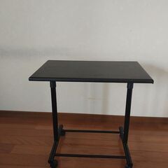 ベッドサイドテーブル