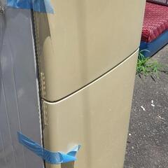 冷蔵庫とソファーご自由にお持ちください