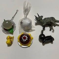 恐竜 ピカチュウ シルバニア カエルストラップその他ガチャガチャ...