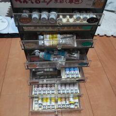 アルミに入った絵の具の画像