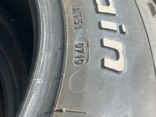 車のパーツ タイヤ
