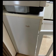 「お米あげます」白い食器棚の画像