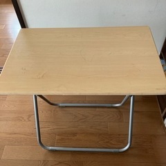 折りたたみテーブルの画像