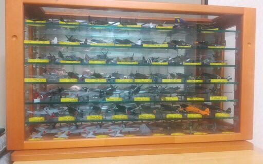 1/72の第二次世界大戦中の戦闘機等とブルーエンジェルスのファントム、組立済みプラモデル88機、ケース付