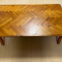 ヘリンボーン柄テーブル（布団付き）の画像
