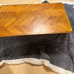 ヘリンボーン柄テーブル（布団付き）の画像