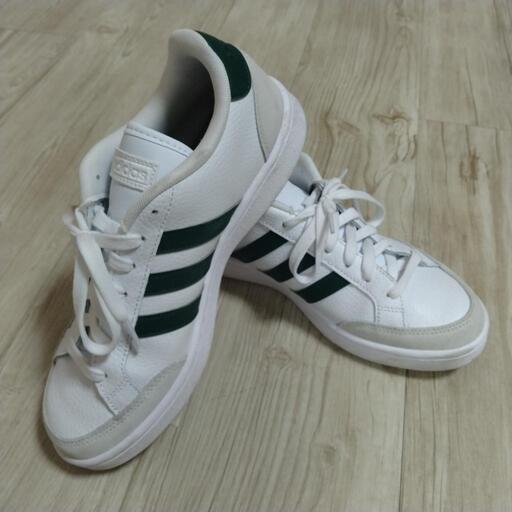 adidasスニーカー(ラインはグリーンです)