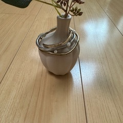 花瓶 アクセサリースタンド 造花付きの画像