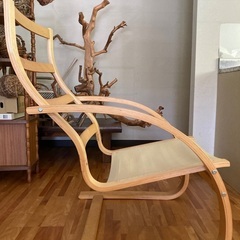 木製、一人用椅子、ゆったり背もたれの画像