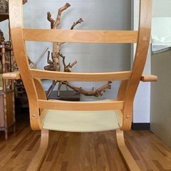 木製、一人用椅子、ゆったり背もたれの画像