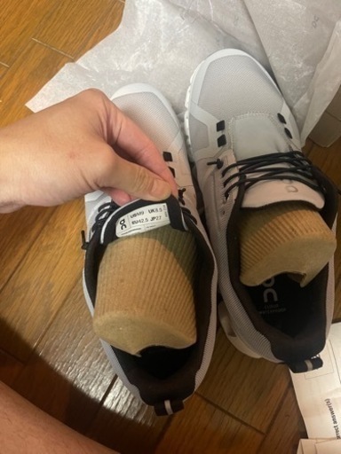 【7月末まで期間限定値下げ】★新品未使用★大人気★希少サイズ★27cmオン　クラウドサーファー