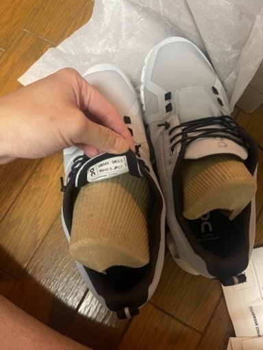 【7月末まで期間限定値下げ】★新品未使用★大人気★希少サイズ★27cmオン　クラウドサーファー