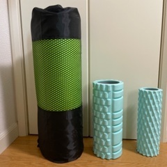 ヨガマットとフォームローラー(2個)です。
