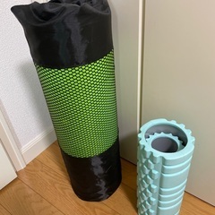 ヨガマットとフォームローラー(2個)です。の画像