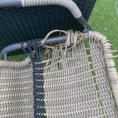 屋外ガーデンチェア2個、机1個の画像