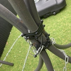 屋外ガーデンチェア2個、机1個の画像