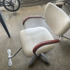 美容室の美容椅子