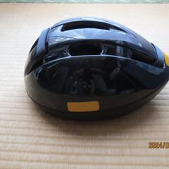 中古自転車用ヘルメット、競技用、一般用、通気性良好。の画像