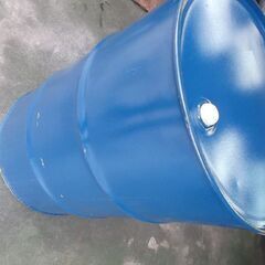 空ドラム缶200Lです大小フタ付で今さっき本日入荷なので美品.室内保管です。早く来られる方を優先させてください。引取時送料無料　発送は着払い発送の画像