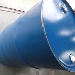空ドラム缶200Lです大小フタ付で今さっき本日入荷なので美品.室内保管です。早く来られる方を優先させてください。引取時送料無料　発送は着払い発送の画像