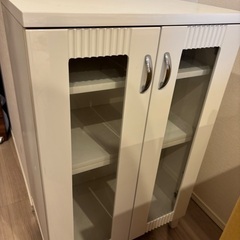 扉付きの棚