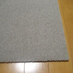 日本製タイルカーペット厚み９㎜・1枚２１０円・在庫５１枚（１４９７）未使用品の画像