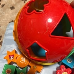 アンパンマン風ハメブロックブルーが2つかけてます。理解できる方の画像
