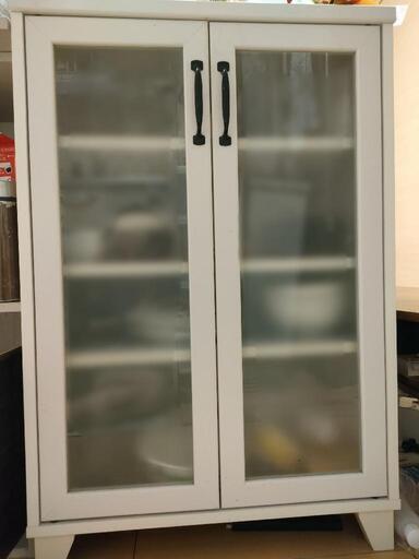 白のおしゃれな食器棚