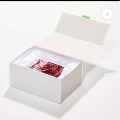 新品未使用です❣️ハーバリウム 箱入り オブジェ ギフト 計算尽くされた職人の手作り インテリア 花 スノードームの画像