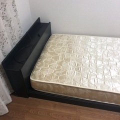 シングルマットとコンセント付きベッドの画像