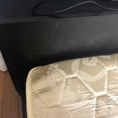 シングルマットとコンセント付きベッドの画像
