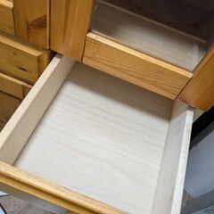 細身の食器棚の画像