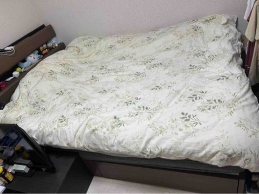 ダブルベッド➕マットレス2枚です