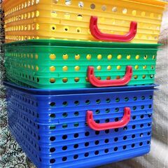 三色　おもちゃ箱　かごのみ　欠けあり