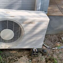 古いエアコン1台と室外機三台あります。の画像