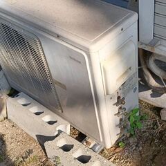 古いエアコン1台と室外機三台あります。の画像
