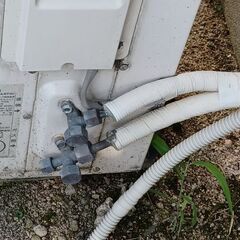 古いエアコン1台と室外機三台あります。の画像