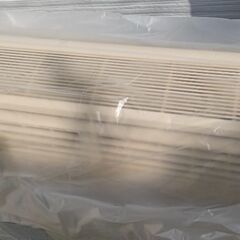 古いエアコン1台と室外機三台あります。の画像