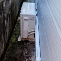 古いエアコン1台と室外機三台あります。の画像