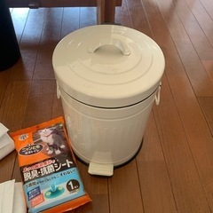 蓋付きゴミ箱。ペットのゴミ、オムツ、生ごみに便利です。