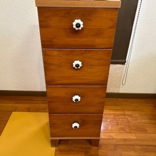コンパクトな収納棚4段\n