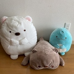 すみっコぐらしとカワウソのぬいぐるみ
