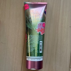 VictoriaSecret のボディークリーム2本セットの画像