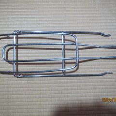 自転車用金属製荷台 サドルの後部に設置して使用します　荷物の積載運搬に大変便利です。の画像