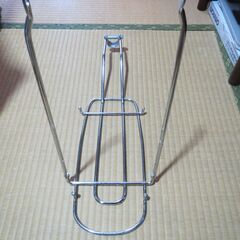 自転車用金属製荷台 サドルの後部に設置して使用します　荷物の積載運搬に大変便利です。の画像